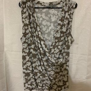 4/$25💚💚 Alex&Parker white, and gray XL top